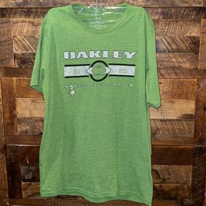 Like new Oakley tshirt